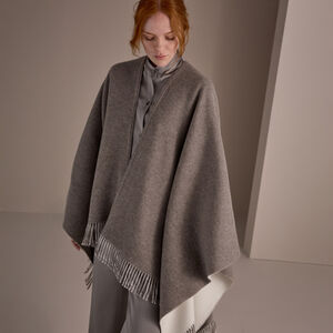 slide 4 Sovana Knitted Cape